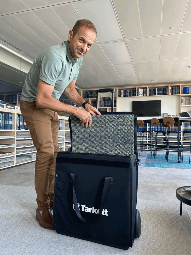 Commercial de Tarkett présentant des échantillons avec son sac de transport Bag PRO