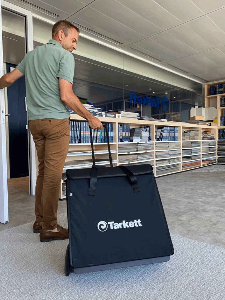 Commercial de Tarkett transportant ses échantillons dans une housse roulante Bag PRO
