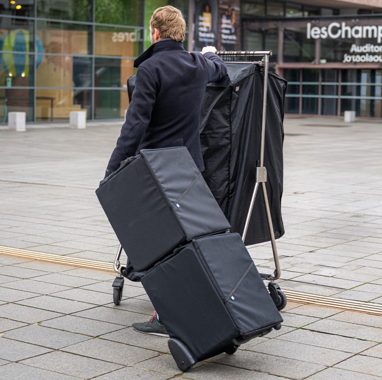 Commercial terrain marchant en ville et utilisant le sac roulant PRO G et le Portant PRO de la marque Bag PRO