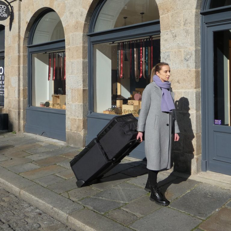 Opticien à domicile dans la rue, transportant sa collection de montures dans sa valise Bag PRO
