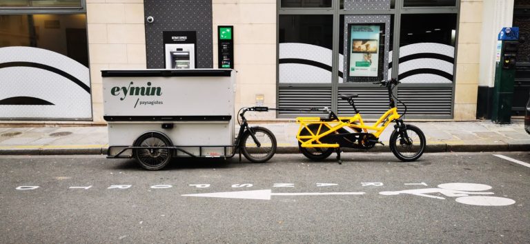 La City Long Box, caisson de Bag PRO, accroché à un vélo cargo, dans la rue