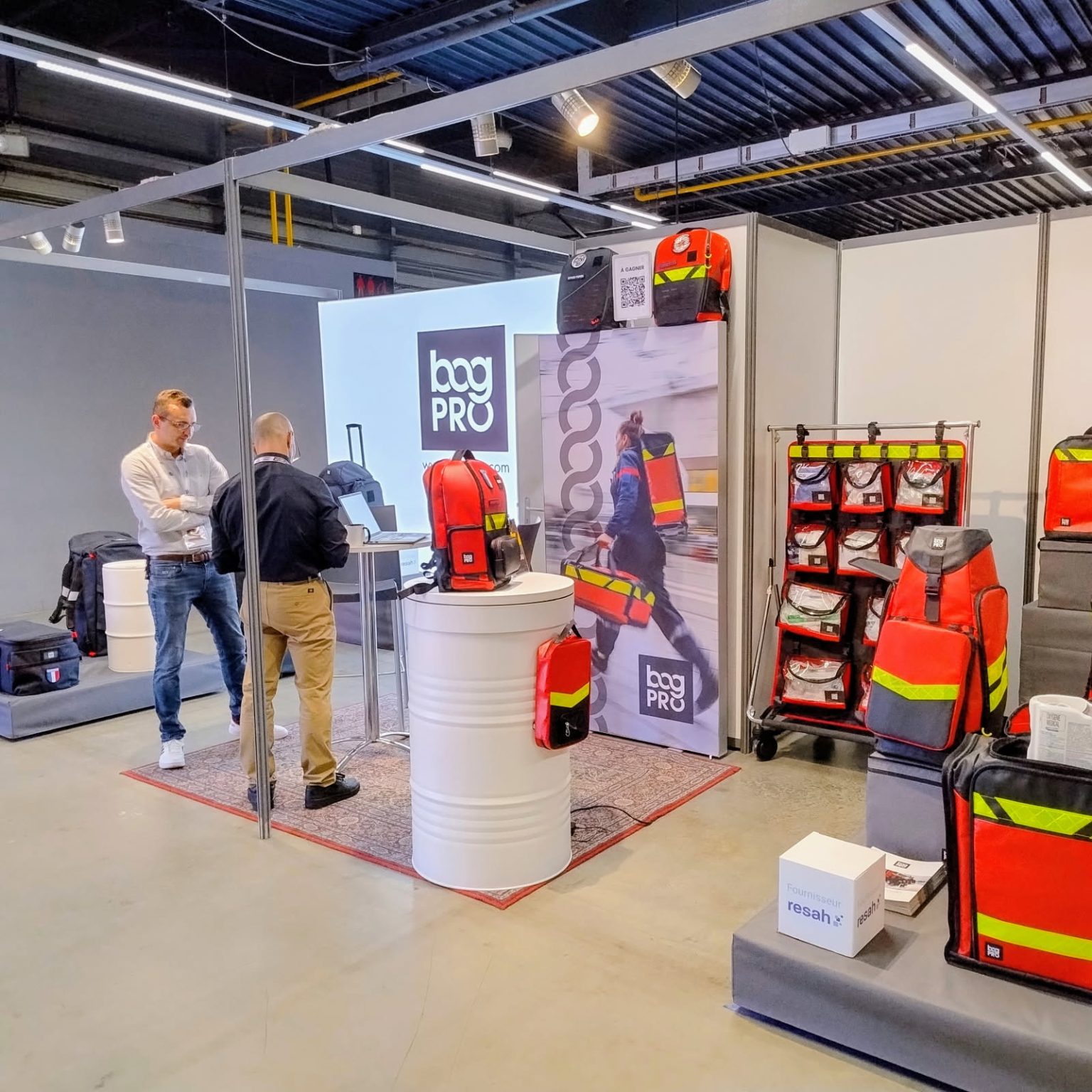 Stand de Bag PRO à un salon Secours