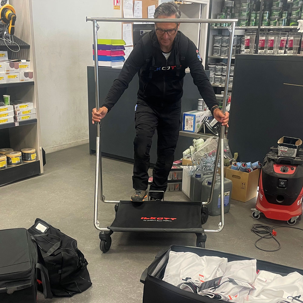 Commercial Ilkott en train de déplier le portant Pro de Bag PRO en rendez-vous client
